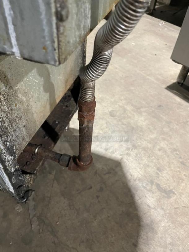 Vulcan Commercial Natural Gas Powered Floor Style Deep Fat Fryer! With Back & Side Splash! All Stainless Steel! With 2 Frying Baskets! On Legs! Working When Removed! - Image 8 of 8