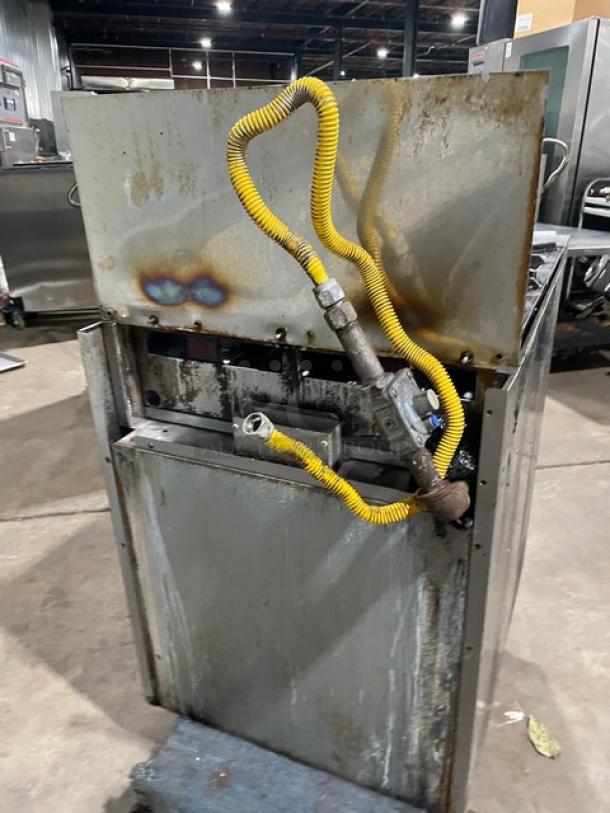 Commercial Natural Gas Powered 4 Burner Range! With Full Sized Oven Underneath! With Back Splash! All Stainless Steel! With Metal Oven Rack! Working When Removed! - Image 4 of 9