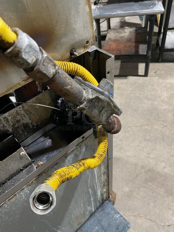 Commercial Natural Gas Powered 4 Burner Range! With Full Sized Oven Underneath! With Back Splash! All Stainless Steel! With Metal Oven Rack! Working When Removed! - Image 9 of 9