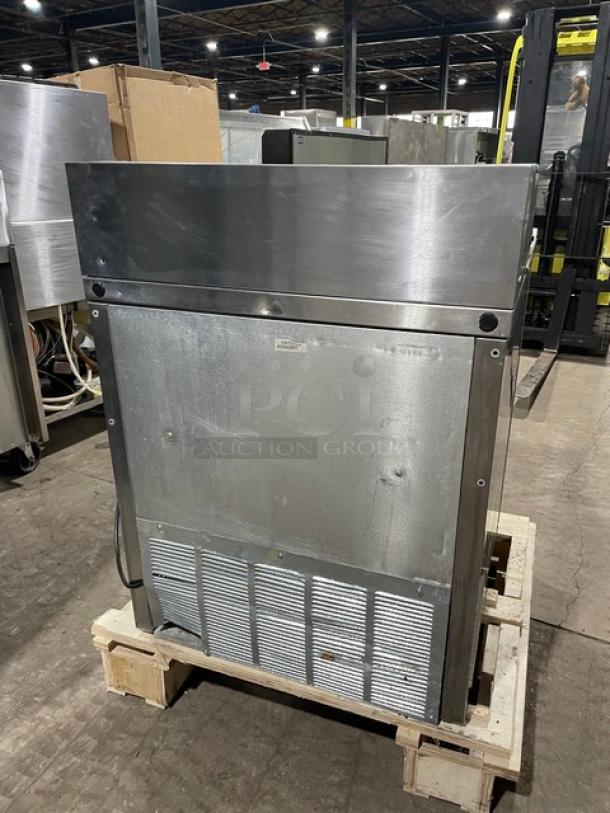 True Commercial Refrigerated Bain Marie Salad/Sandwich Prep Table! With Single Door Refrigerated Storage Underneath! All Stainless Steel! With Poly Coated Rack! With Removable Cutting Board! With Casters! 115V 1 Phase! Model: TSSU-27-8 SN: 1-2925492! - Image 4 of 10