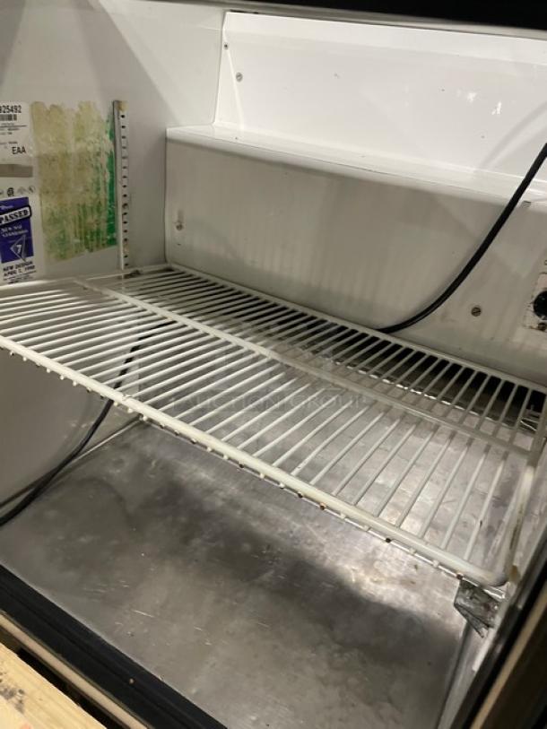 True Commercial Refrigerated Bain Marie Salad/Sandwich Prep Table! With Single Door Refrigerated Storage Underneath! All Stainless Steel! With Poly Coated Rack! With Removable Cutting Board! With Casters! 115V 1 Phase! Model: TSSU-27-8 SN: 1-2925492! - Image 6 of 10