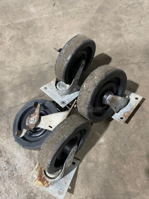 True Commercial Refrigerated Bain Marie Salad/Sandwich Prep Table! With Single Door Refrigerated Storage Underneath! All Stainless Steel! With Poly Coated Rack! With Removable Cutting Board! With Casters! 115V 1 Phase! Model: TSSU-27-8 SN: 1-2925492! - Image 8 of 10