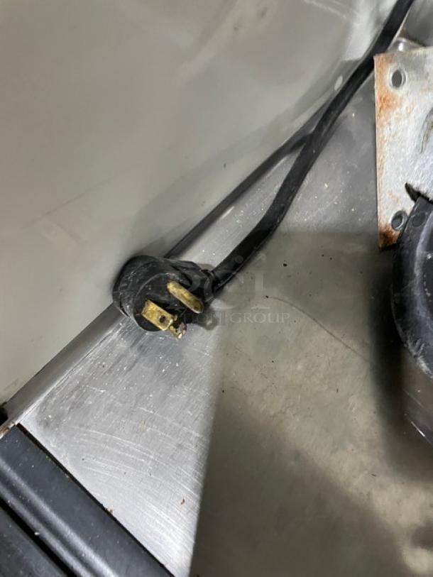 True Commercial Refrigerated Bain Marie Salad/Sandwich Prep Table! With Single Door Refrigerated Storage Underneath! All Stainless Steel! With Poly Coated Rack! With Removable Cutting Board! With Casters! 115V 1 Phase! Model: TSSU-27-8 SN: 1-2925492! - Image 10 of 10