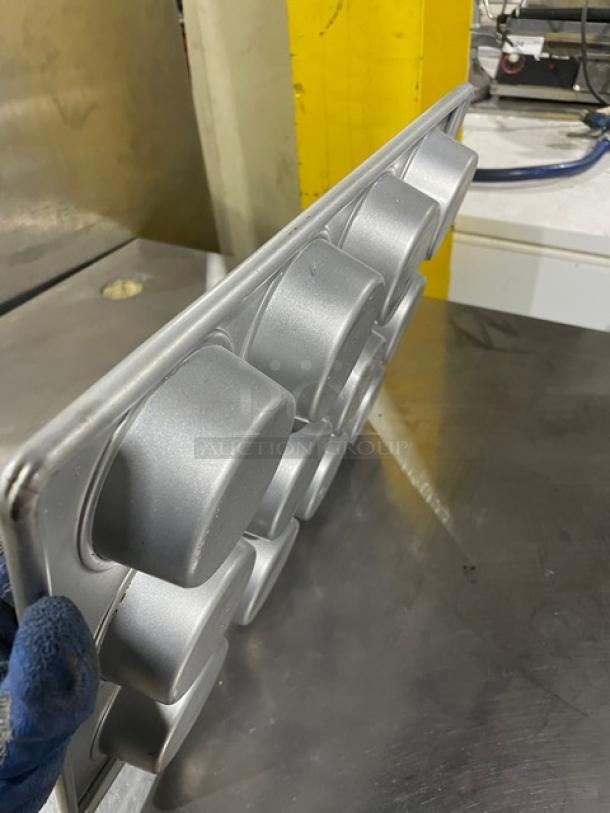 Commercial 12 Count Cup Cake/Muffin Pan! - Image 2 of 3