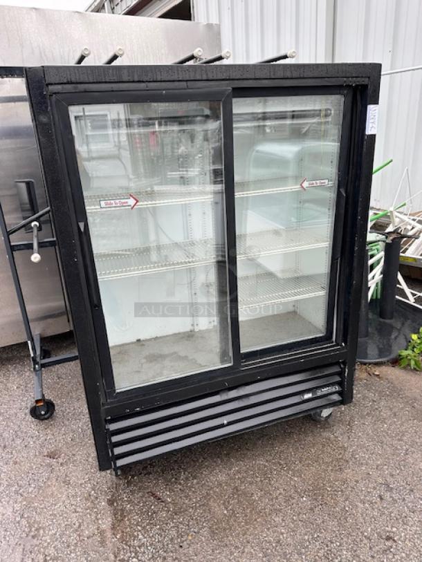 One WORKING True 2 Door Glass Merchandising Cooler With 5 Shelves, On Casters. Model# GDM-41SL. 115 Volt. $5436.69. - Image 1 of 1