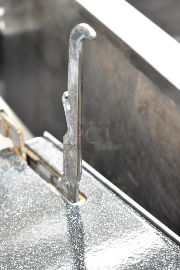 Thermador Professional Stainless Steel Commercial Natural Gas Powered 4 Burner Range w/ Oven. - Image 12 of 14