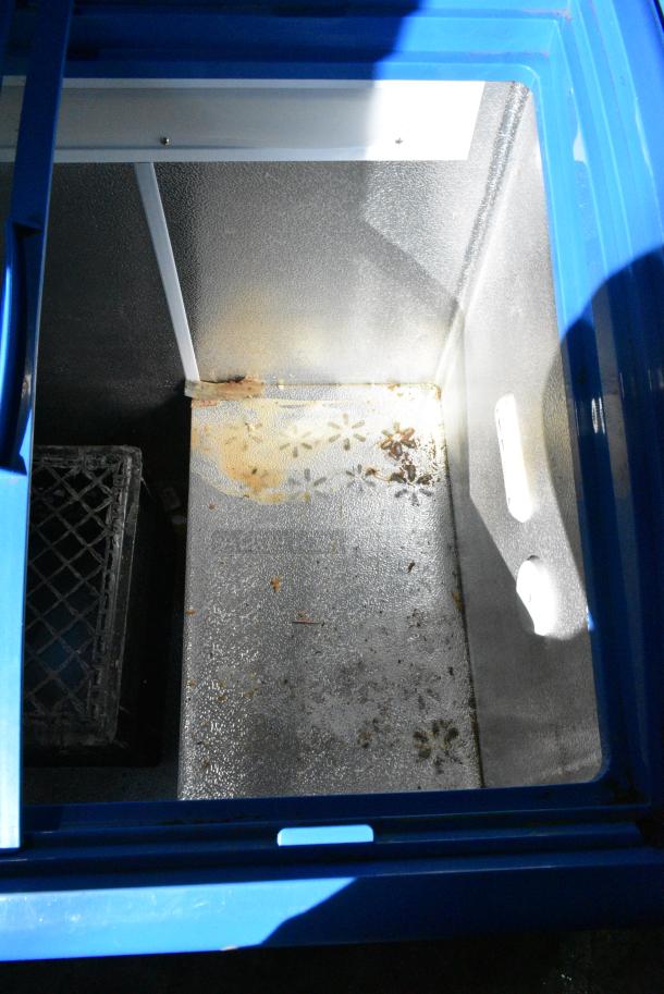 XS-208 Metal Commercial Chest Freezer Merchandiser on Commercial Casters. 115 Volts, 1 Phase. Tested and Working! - Image 4 of 7