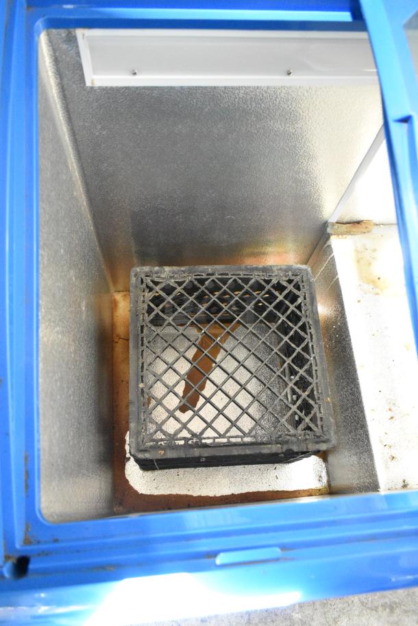 XS-208 Metal Commercial Chest Freezer Merchandiser on Commercial Casters. 115 Volts, 1 Phase. Tested and Working! - Image 5 of 7