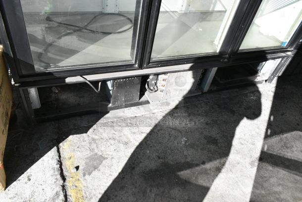 True GDM-72 Metal Commercial 3 Door Reach In Cooler Merchandiser w/ Poly Coated Racks. 115 Volts, 1 Phase. Tested and Working! - Image 2 of 6