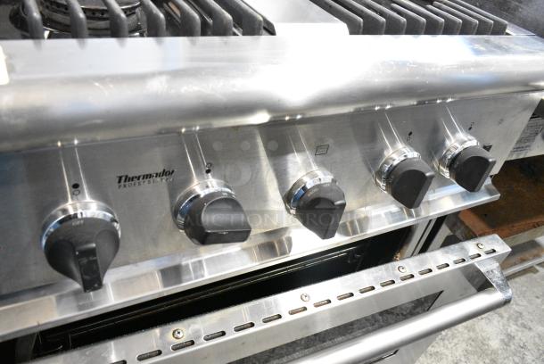 Thermador Professional Stainless Steel Commercial Natural Gas Powered 4 Burner Range w/ Oven. - Image 4 of 14