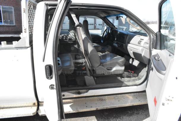 2006 Ford F250 Super Duty 2WD Pick Up Truck w/ Crew Cab, Headache Guard and Tommy Gate PUW60-1340S38TP4 liftgate. VIN 1FTSX20566ED68092. Title In Hand. Needs a Timing Chain. Vehicle Runs and Drives But Needs a New Battery; Will Need To Be Jump Started. - Image 3 of 12
