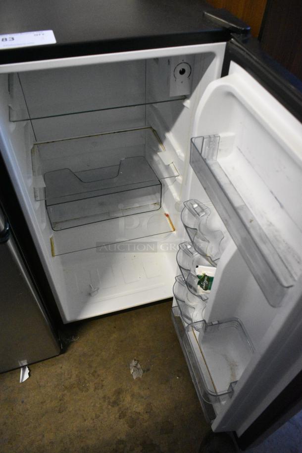 Galanz GLR31TS1E02 Metal Mini Cooler. 120 Volts, 1 Phase. Tested and Powers On But Does Not Get Cold - Image 2 of 4