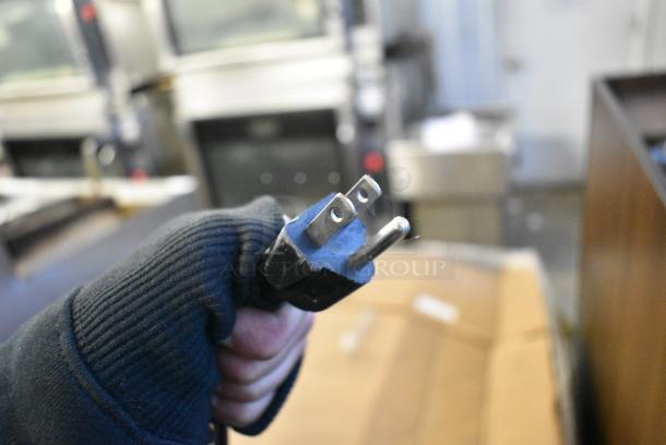 Galanz GLR31TS1E02 Metal Mini Cooler. 120 Volts, 1 Phase. Tested and Powers On But Does Not Get Cold - Image 4 of 4