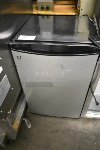 General Electric GE SMR04GAZACS Metal Mini Cooler. 115 Volts, 1 Phase. Tested and Powers On But Does Not Get Cold