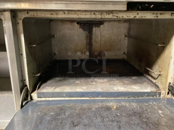 Southbend Stainless Steel 2-Burner Stove W/Flat Griddle, Single Oven, Under and Over Head Storage Shelves, on Castors. Not Tested, Natural Gas - Image 4 of 5