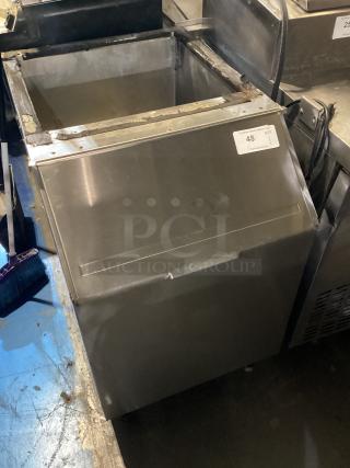 Stainless Steel Ice Holding Bin. No Ice Maker. 
22-1/2 x 32 x 34-1/2
BRS-260