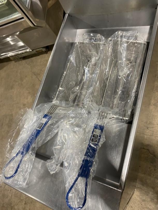 Pitco Commercial Natural Gas Powered Deep Fat Fryer! With Back Splash! All Stainless Steel! With New Frying Baskets! On Casters! Model: SG14 SN: G13KC058383! - Image 5 of 9