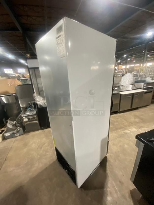 Maxx Cold Commercial Single Door Reach In Refrigerator! With Poly Coated Racks! On Legs! 115V 1 Phase! Model: MXM1-23R SN: 6260940! - Image 4 of 8