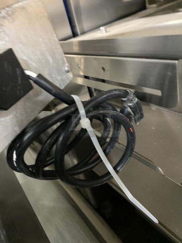 Cadco Roberta Series Unox Commercial Electric Powered Countertop 3 Pan Convection Oven! With Metal Oven Racks! 120V 1 Phase! Model: XAF003 SN: 2019G0059082! - Image 8 of 8