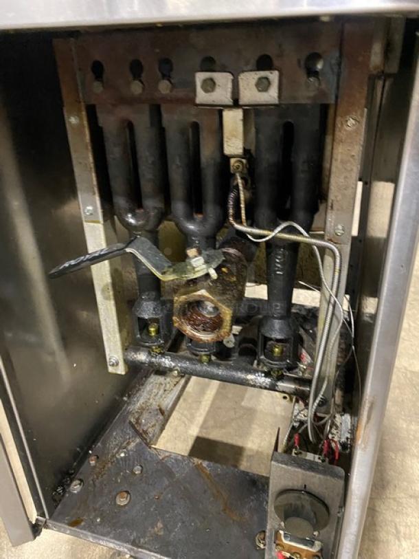 Royal Commercial Stainless Steel Natural Gas Powered Floor Style Deep Fat Fryer! With Back Splash! With 2 Frying Baskets! On Casters!  SN: 272620! - Image 7 of 9