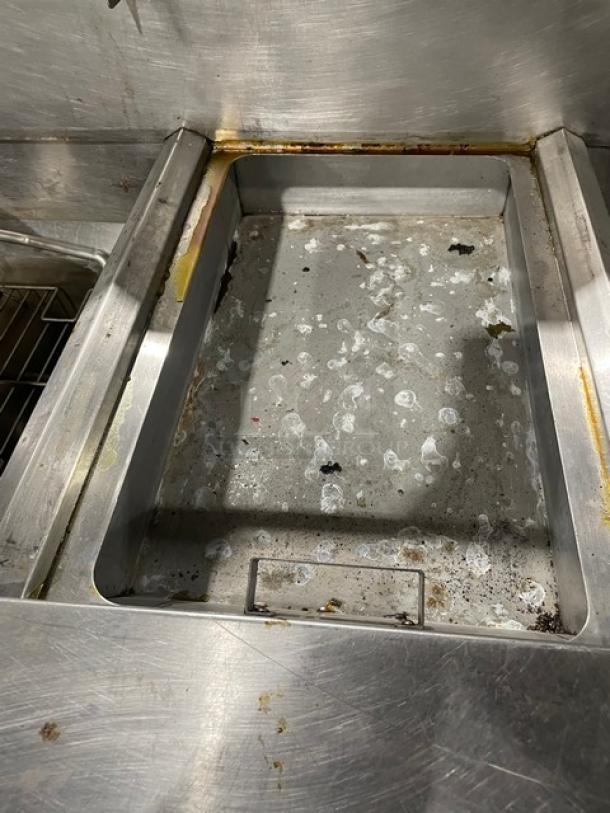 Sweet! Frymaster Commercial Natural Gas Powered 2 Bay Deep Fat Fryer! With Middle Dumping Station! With Back Splash! All Stainless Steel! With Grease Filter Underneath! On Casters! 110-120V! Model: FM245EBLMSC SN: 0012GI0053! - Image 6 of 14