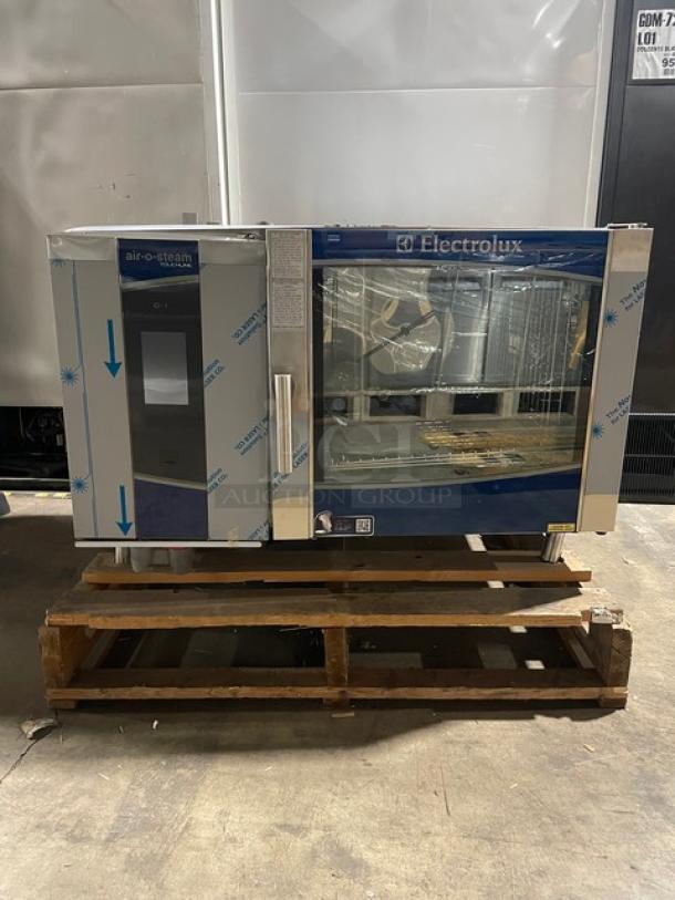 New! Scratch-N-Dent! Electrolux Air-O-Steam Touchline Series Commercial Stainless Steel Natural Gas-Powered Full-Size Combi Oven! With Wire Oven Racks! With Spray Hose! Model: AOS062GTP1 SN: 71910001! 120V! On Legs! - Image 1 of 15