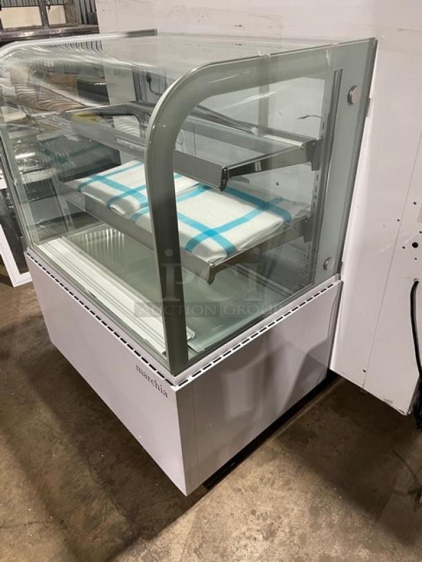 New! Scratch-N-Dent! Marchia Commercial White 36" Curved Glass Refrigerated Bakery Display Case! With Adjustable Glass Shelves! With LED Lighting! With Rear Hinged Reach In Doors! Model: MB36-W! 110-120V! On Casters! - Image 2 of 11