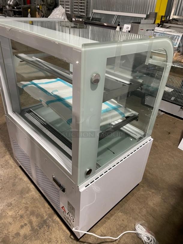 New! Scratch-N-Dent! Marchia Commercial White 36" Curved Glass Refrigerated Bakery Display Case! With Adjustable Glass Shelves! With LED Lighting! With Rear Hinged Reach In Doors! Model: MB36-W! 110-120V! On Casters! - Image 4 of 11