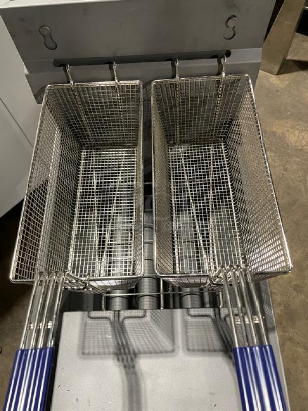 New! Scratch-N-Dent! Empura Commercial Stainless Steel Natural Gas Powered Floor Style Deep Fat Fryer! With Back Splash! With 2 Frying Baskets! Model: EGF-40/50_NAT SN: 2202005038! On Legs! - Image 5 of 11