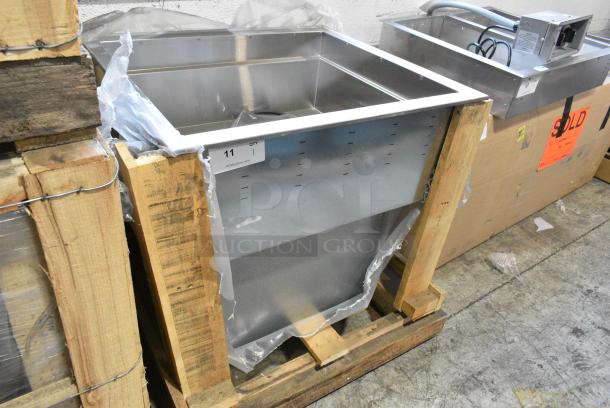 BRAND NEW IN CRATE Vollrath 36429 Stainless Steel Commercial Single Well Refrigerated Drop In . 120 Volts, 1 Phase. Tested and Working! - Image 3 of 5