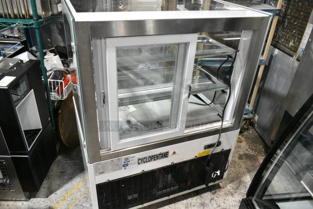 BRAND NEW SCRATCH AND DENT! Avantco 193BC36HCW 36" Curved Glass White Refrigerated Bakery Display Case. 110-120 Volts, 1 Phase. Tested and Working! - Image 2 of 4