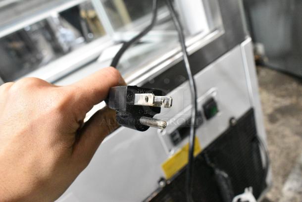 BRAND NEW SCRATCH AND DENT! Avantco 193BC36HCW 36" Curved Glass White Refrigerated Bakery Display Case. 110-120 Volts, 1 Phase. Tested and Working! - Image 4 of 4