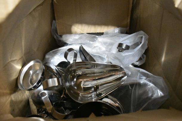 BRAND NEW SCRATCH AND DENT! Lot of Stainless Steel Gravy Boats - Image 2 of 7