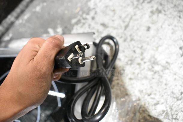 BRAND NEW SCRATCH AND DENT! 2023 Avantco 177IC3500 Stainless Steel Countertop Induction Range / Cooker. 208-240 Volts, 1 Phase. - Image 2 of 3