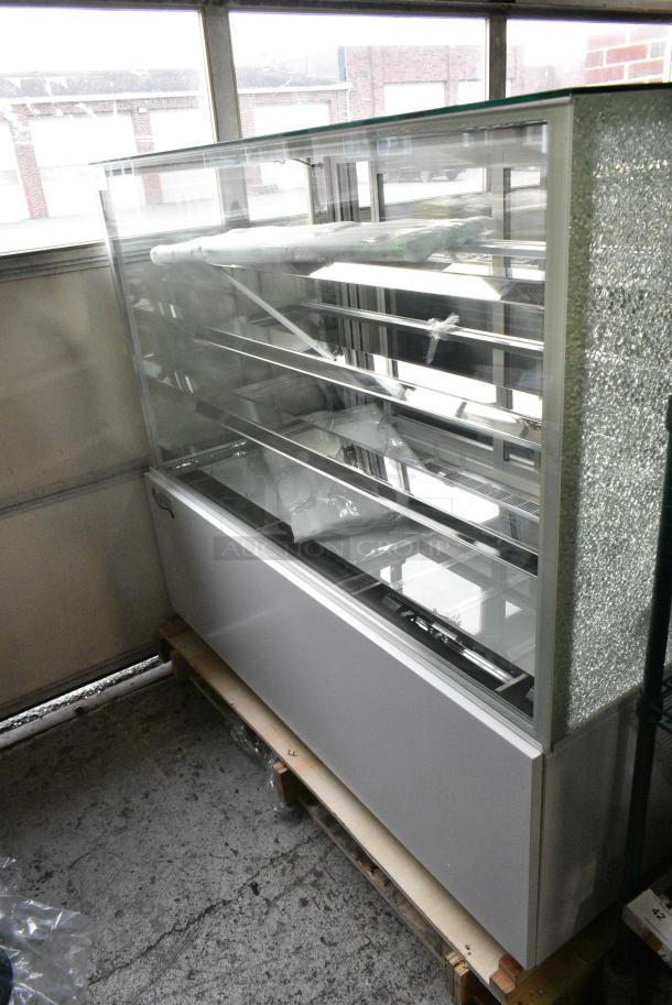 BRAND NEW SCRATCH AND DENT! Avantco 224BC60SW 60" White Square Refrigerated Bakery Display Case with LED Lighting. See Pictures for Glass Damage. 115 Volts, 1 Phase. Tested and Working! - Image 1 of 4