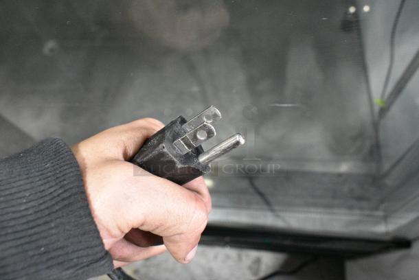 BRAND NEW SCRATCH AND DENT! Avantco 224BC60SW 60" White Square Refrigerated Bakery Display Case with LED Lighting. See Pictures for Glass Damage. 115 Volts, 1 Phase. Tested and Working! - Image 4 of 4