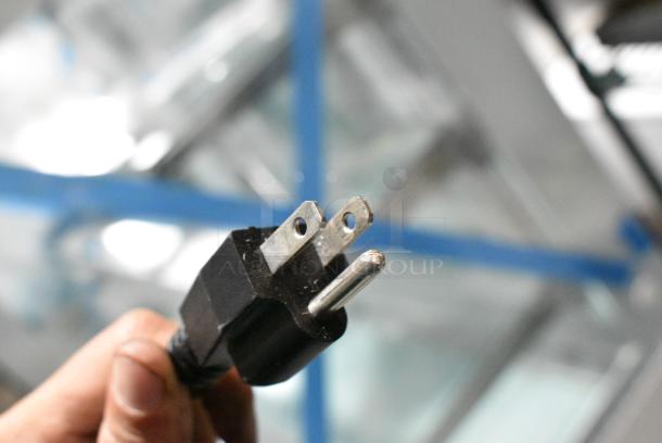 BRAND NEW SCRATCH AND DENT! Avantco 193BCF36W 36" Curved Glass White Dry Bakery Display Case. 115 Volts, 1 Phase. Tested and Working! - Image 4 of 4