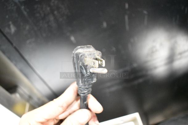 Universal Nolin MC1300S-1 Metal Commercial 2 Door Reach In Cooler Merchandiser w/ Poly Coated Racks. 115 Volts, 1 Phase. Tested and Working! - Image 4 of 7