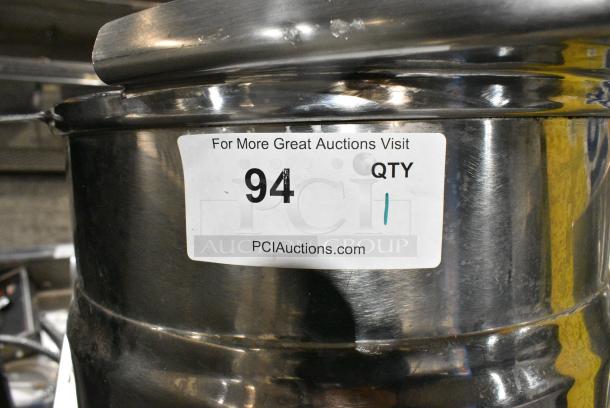 Universal Nolin MC1300S-1 Metal Commercial 2 Door Reach In Cooler Merchandiser w/ Poly Coated Racks. 115 Volts, 1 Phase. Tested and Working! - Image 5 of 7