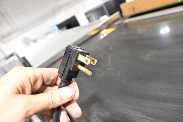 Traulsen G10000 Stainless Steel Commercial 2 Half Size Door Reach In Cooler w/ Poly Coated Racks on Commercial Casters. 115 Volts, 1 Phase. Tested and Powers On But Does Not Get Cold - Image 6 of 6