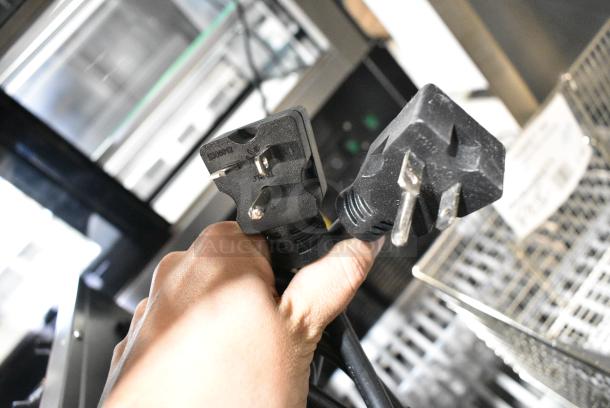 BRAND NEW SCRATCH AND DENT! 2024 Avantco 177F202 Stainless Steel Commercial Countertop Electric Powered Double Bay Fryer w/ 2 Metal Fry Baskets and 2 Metal Lids. 208-240 Volts, 1 Phase. - Image 4 of 5