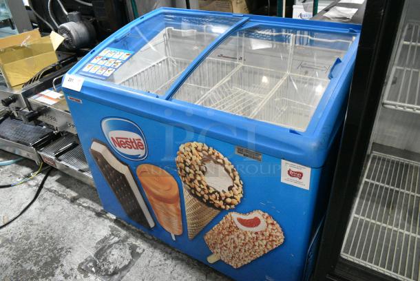 AHT RIO S 100 Metal Commercial Chest Ice Cream Freezer Merchandiser on Commercial Casters. 115 Volts, 1 Phase. Tested and Working! - Image 2 of 6