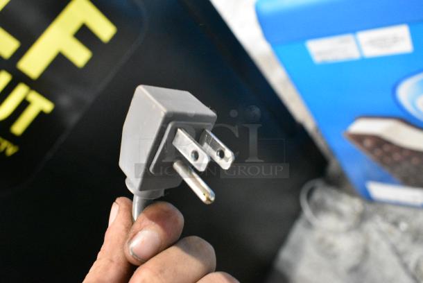 AHT RIO S 100 Metal Commercial Chest Ice Cream Freezer Merchandiser on Commercial Casters. 115 Volts, 1 Phase. Tested and Working! - Image 4 of 6