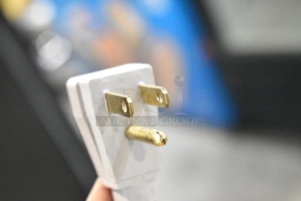 2017 True GDM-49-HC Metal Commercial 2 Door Reach In Cooler Merchandiser w/ Poly Coated Racks. 115 Volts, 1 Phase. Tested and Working! - Image 5 of 5