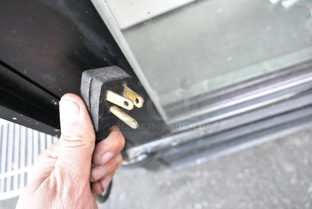 True GDM-72 Metal Commercial 3 Door Reach In Cooler Merchandiser w/ Poly Coated Racks. 115 Volts, 1 Phase. Tested and Working! - Image 4 of 4