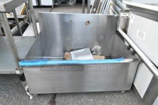 BRAND NEW SCRATCH AND DENT! Stainless Steel Single Bay Sink. No Legs.