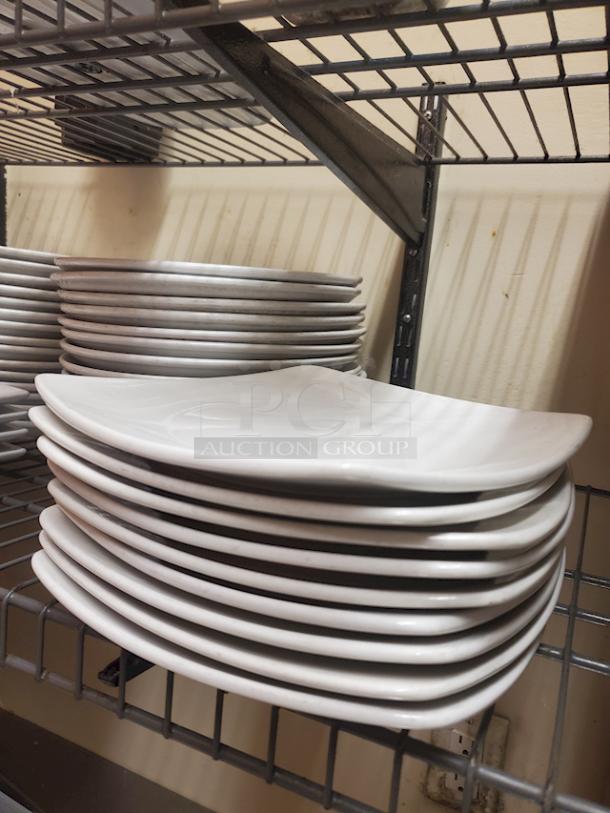 Square Dinner Plates With Rounder Corners. 9x Your Bid - Image 2 of 2