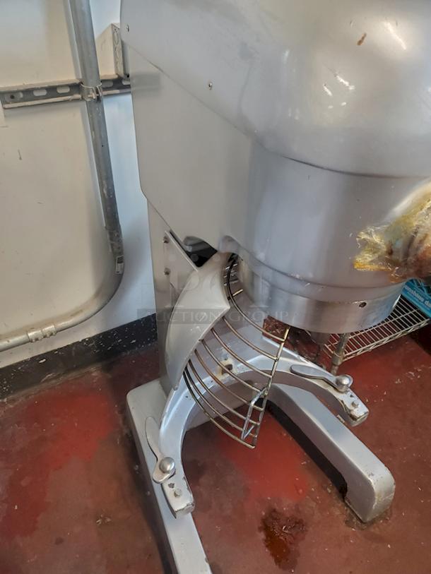 HL M40A 3-Speed 40qt Mixer With Paddle, Hook, Wire Whisk, and (2) Bowls.  3 phase 220v 60hz 1.5kw - Image 2 of 6