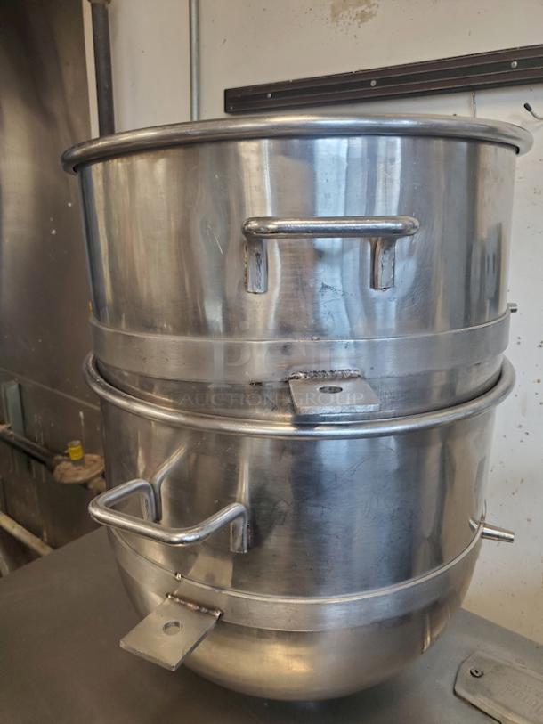 HL M40A 3-Speed 40qt Mixer With Paddle, Hook, Wire Whisk, and (2) Bowls.  3 phase 220v 60hz 1.5kw - Image 6 of 6