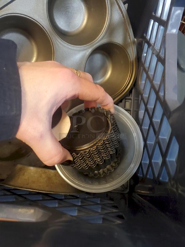 (2) 4 Hole Baking Pans With Inserts. 2x Your Bid - Image 2 of 2